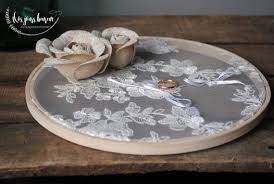 Porte Alliance En Dentelle Dans Un Tambour A Broder Pour Un Mariage Champetre Decorative Tray Tambour Decor