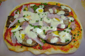 I condimenti della pizza sono le farciture della pizza su cui gli ingredienti vengono posti sull'impasto prima, durante o dopo la cottura. Pizza Parmigiana Imprastando