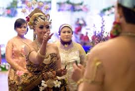 Apakah contoh teks di atas dapat digunakan pada acara kematian? Memahami Rangkaian Upacara Panggih Pada Pernikahan Adat Jawa Ternyata Maknanya Sangat Dalam Lo