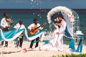 Per il tuo matrimonio in spiaggia ti consigliamo un outfit sbarazzino, ovviamente senza rinunciare all'eleganza. Matrimonio In Spiaggia In Una Meta Caraibica Da Sogno