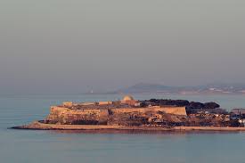 Βellί, κατά την οποία το 1586 που επισκεύθηκε το ρέθυμνο εντόπισε πάνω στην ακρόπολη της πόλης κίονες και λείψανα ενός αρχαίου ναού, επιβεβαιώνει ότι το αναφερόμενο από τον κλαυδιο αιλιανό ιερό της ροκκαίας αρτέμιδος υπήρχε πάνω στο λόφο που σήμερα βρίσκεται η φορτέτζα. Fortetza Re8ymnoy Bikipaideia