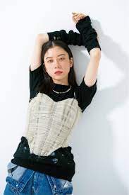 小島紗希（ヘア&メイクアーティスト/unevenディレクター）【黒×ジャカード織り 】 – 装苑ONLINE