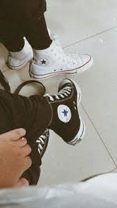  31 Ide Pap Sepatu Di 2021 Sepatu Sepatu Converse Potret Diri