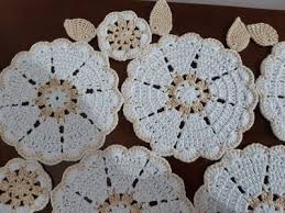 Particolare centrino a uncinetto con schema. Centrino Runner Moderno Fiori All Uncinetto Per La Casa E Per Te Su Misshobby