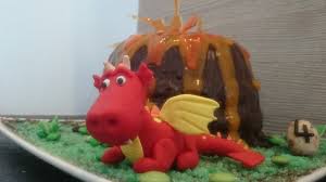 Mein neffe hatte geburtstag und da musste ein kuchen her. Vulkantorte Mit Kleinem Drachen Motivtorten Von Ingrid Miller
