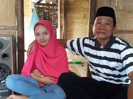Lebih mengejutkan apabila lelaki itu merupakan seorang imam yang dikenali. 5 Perkahwinan Viral Kerana Perbezaan Usia Media Hiburan