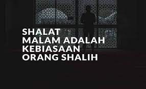 Dalam bahasa arab sholat sunnah tahajud disebut sebagai sholatun lail yang memiliki arti sholat malam. Shalat Malam Adalah Kebiasaan Orang Shalih