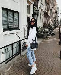 Maybe you would like to learn more about one of these? Sneakers Outfit Hijab Pull With How Off Tohow To Pull Off Sneakers With Hijab Outfit Street Hijab Fashion Hijab Outfit Trendy Fashion Women