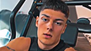 MLAD, AMBICIOZAN I PERSPEKTIVAN: Srpski strimer Aca Janković ozbiljno preti  da postane balkanski Mellstroy