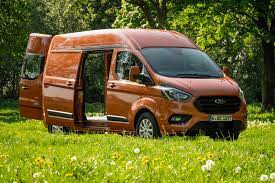 Plus greater efficiency thanks to a range of advanced diesel or available hybrid options. Test Und Fahrbericht Des Ford Transit Custom Hochdach 320l2 Wahrend Der Grosse Seinen Soliden 3 5 Tonnen Job Erledigt Lasst Ford Den Kleineren Ableger Seit Letztem Fruhling Zu Neuen Hohen Auflaufen Bfp Hat Ihn Gefahren