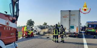 Traducir incidente significado incidente traducción de incidente sinónimos de incidente, antónimos que incide o repercute rayo incidente. Gravissimo Incidente Alla Bretella Tra L A1 E L A21 Morti 5 Operai Cremonaoggi