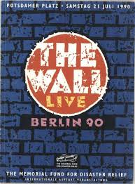 En juillet 1990, quelsques mois à peine après la chute du mur de berlin, roger waters joue l'album the wall , des. Roger Waters The Wall Live Berlin 90 Germany Tour Programme Tour Programme The Wall Live Berlin 90 Roger Waters Tour Programme