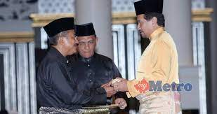 Walaubagaimanpun, para netizen kecewa dengan tweet terbaru oleh menteri besar terengganu @drahmadsamsuri yang memuat naik gambar beliau rakyat biasa kena denda. Ahmad Samsuri Mb Terengganu Baru