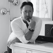 Julian lennon lennon has also just released to the public an extensive collection from his time in havana, cuba and several of the images from his collection are on display in the vision exhibit. Julian Lennon Musiknachrichten Siing