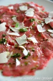 Carpaccio De Boeuf Au Basilic Et Copeaux De Parmesan Une Aiguille Dans L Potage Recettes De Cuisine Recette Carpaccio Repas Italien