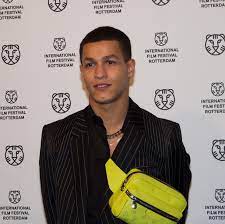 Bilal is een geboren amsterdammer die al vroeg tussen de schuifdeuren stond. Bilal Wahib Wikipedia