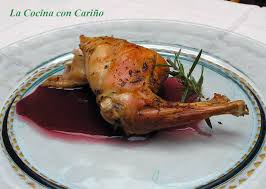Sobre una fuente, que pueda ir al horno, echar este sofrito y encima colocamos el conejo. La Cocina Con Carino Conejo Al Horno Con Salsa De Vino Tinto