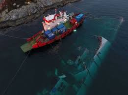Fregatten tar inn vann og mannskap evakueres. Knm Helge Ingstad Salvage Update Heavy Lift News