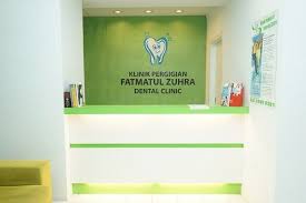 Klinik gigi umum merupakan klinik gigi rawat jalan yang dilayani oleh dokter gigi umum yang mempunyai tugas dan fungsi menyediakan fasilitas terhadap penyelenggaraan kegiatan pelayanan kesehatan gigi mulut dasar dari berbagai disiplin ilmu kedokteran gigi. Fatmatul Zuhra Dental Clinic Dental Departures