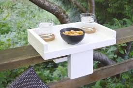 Richtig Fur Schmale Balkone Unsere Diy Balkonbar Fur Das Gelander Ein Praktischer Ablagetisch Schnell Selbstgemacht Balkon Bar Tisch Balkon Schmaler Balkon