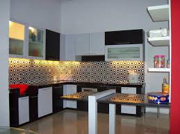 Ide kabinet dapur menyegarkan dengan desain warna hitam putih, penggunaan material metal kuningan atau konsep dapur nuansa zaman dulu yang dapur anda ingin tampak modern dengan ide desain kabinet yang modern yang itu akan bisa menjadi kenyataan. Design Kabinet Dapur Hitam Putih Interior Rumah