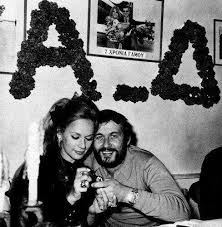 Η αλίκη βουγιουκλάκη αναφέρεται άμεσα στο γεγονός της εκπομπής, τη συνάντησή της με το δημήτρη παπαμιχαήλ. Alikh Boygioyklakh Kai Dhmhtrhs Papamixahl Greek Beauty Historical Figures Historical