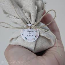 El porta arroz incluye una bolsa de saco que se cierra con unas cintas, de forma que el contenido no se vacíe. Saquito De Arroz Para Boda Hecho Con Tela De Saco Regalos De Boda Arroz Boda Bolsas De Arroz