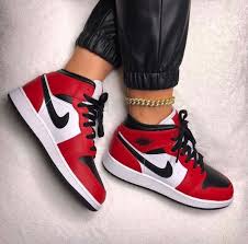 Heatstock On Instagram Chigaco La Air Jordan 1 Mid Chicago Est Disponible Sur Heat Stock Com In 2020 Jordan Shoes Girls Nike Air Shoes Sneakers Fashion