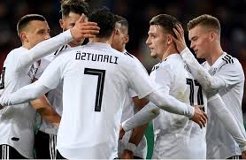 ضمت القائمة النهائية للاعبي منتخب مصر لكرة القدم المشارك في نهائيات كأس العالم في روسيا اسم لاعب ليفربول، محمد صلاح، على الرغم من وتلعب مصر مباراتها الأولى في روسيا أمام منتخب أوروغواي يوم 15 يونيو/ حزيران. Ù…ÙØ§Ø¬Ø£Ø© ÙÙŠ Ù‚Ø§Ø¦Ù…Ø© Ø£Ù„Ù…Ø§Ù†ÙŠØ§ Ø§Ù„Ù…Ø³ØªØ¯Ø¹Ø§Ø© Ù„Ù€ ÙŠÙˆØ±Ùˆ 2020