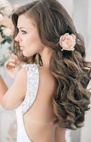 Offene Haare Mit Locken Und Pfirsichfarbenes Rose Accessoire Frisur Hochzeit Hochzeitsfrisuren Hochzeitsfrisuren Lange Haare