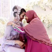 Aktris dan penyanyi sherina munaf, memberikan ucapan hari ibu untuk sang ibunda luki ariani dan mertuanya kartika ayu dalam sebuah unggahan laman instagram. Netizen Terharu Ucapan Hari Lahir Fazura Buat Ibu Mertua