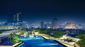 Selain itu ada kolam renang yang cocok digunakan untuk menginap dan berwisata bersama keluarga. Hotel Dengan Rooftop Pool Di Jakarta Berenang Bonus Gemerlap Lampu Kota