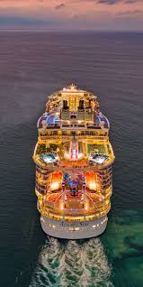Freedom Of The Seas Vs Allure Of The Seas Allure Of The Seas Let Her Lure You In This Showstopper Oasis Class Ship Offers Everyt Royal Caribbean Cruise Ship Luxury Cruise Ship Royal Carribean Cruise