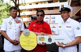 9a, jalan ampang putra, taman putra sulaiman, 68000 ampang, selangor, malaysia. Bernama On Twitter Menteri Pertahanan Msabu Official Menyerahkan Kunci Kuarters Baharu Kepada Anggota Tldm Sempena Lawatan Kerja Beliau Ke Pangkalan Tldm Lumut Https T Co S4isr9e7el