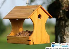 Fabriquer Une Mangeoire A Oiseaux En 2020 Mangeoires Pour Oiseaux Faites Maison Mangeoire Oiseau Fabriquer Mangeoire Oiseaux