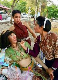 เด ยร ดาร น ดารากานต ร บบท แก วหน าม า ปอนด ร งร ตน ดวงขว ญ ร บบท ค ณท าวเร องไร เบ องหล งละคร แก วหน าม า ผล ตโดยบร ษ ท สามเศ ยร จำก ด ร วมก บ ม นาคม เวลา