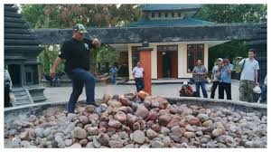 Api abadi kayangan api adalah berupa sumber api abadi yang tak kunjung padam yang terletak pada kawasan hutan lindung di desa sendangharjo, kecamatan ngasem, kabupaten bojonegoro, jawa timur.1 kompleks kayangan api merupakan fenomena geologi. Kayangan Api Tribunnewswiki Com Mobile
