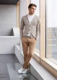 Graue Strickjacke Weisses T Shirt Mit Einem Rundhalsausschnitt Beige Chinohose Weisse Niedrige Sneakers Fur Herren Graue Strickjacke Mode Outfit
