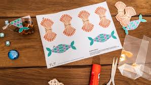Meerjungfrau ausmalbild zum ausdrucken lachend schwimmend winkend mit seepferdchen und fisch& mehr kostenlos bei happycolorz entdecken. Meerjungfrauen Geburtstag Frecher Fratz
