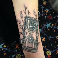 Die Sanduhr Mit Anderen Motiven Kombinieren Sanduhr Tattoo Sanduhr Tattoo Bedeutung Sanduhr Tattoo Frau