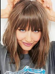 Schulterlange Haare Von Einem Hubschen Madchen Mit Bob Frisur Mit Pony Schulterlange Haare Mit Pony Schulterlanges Haar Frisuren Schulterlang