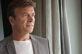 Ver las letras de tony carreira y escuchar hoje menina, amanhã uma mulher (part. Tony Carreira Internado Num Hospital Em Faro