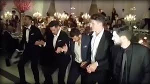 Ein rauschendes fest wird dann später nachgeholt. Besiktas Feiert Schon Mario Gomez Tanzt Bei Hochzeit Fussball Bild De