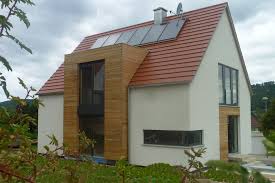 Ein haus wie ein sakrales bauwerk mit einer hülle aus lärchenschindeln, in der dach und fassade eins werden: Referenzen Rombach Gmbh