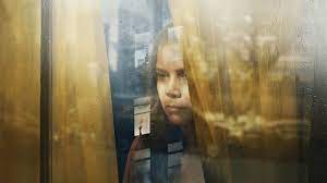 Anna fox, que sufre de agorafobia, pasa sus días encerrada en su casa de nueva york, bebiendo vino mientras ve viejas películas y espía a sus vecinos. La Mujer En La Ventana Reparto Fecha De Estreno Y De Que Va El Thriller Psicologico Mas Angustioso De Netflix Gq Espana