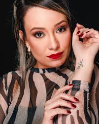 Primogênita da família Alves Morais, natural de Goiânia, filha do Morais e  da Reisinha, irmã da Cris e da Ivana, tia da Maria, mãe do Tonhão e da  Romana, esposa do Antonione