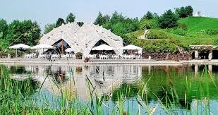 There is a rose garden, a forest of rhododendrons, small lakes and flower patches, children's playgrounds and other facilities at the park. Britzer Garten Ehem Bundesgartenschaugelande 1985 Cafe Am See 2016 Garten Berlin Berlin Garten