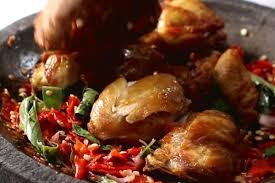 Gunakan penjepit dan bakar ayam yang sebelumnya sudah di beri bumbu diatas bara api sampai matang dan warna berubah menjadi kecoklatan, setelah itu angkat. Resep Membuat Ayam Goreng Sambal Kemangi Pedas Gurihnya Endeus