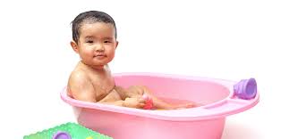 Setelahnya, jangan lupa untuk mengusapkan minyak kayu putih atau bisa juga memijatnya dengan cara yang sudah dijelaskan sebelumnya. 2 Permainan Untuk Jadikan Momen Mandi Si Kecil Makin Menyenangkan Johnson S Baby Indonesia