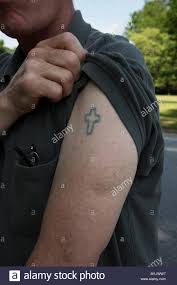Homme Montrant Son Tatouage Croix Sur Bras Photo Stock Alamy